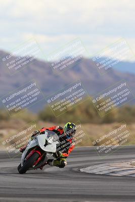 media/Nov-16-2025-Race Pace (Sun) [[8c5fa54630]]/Non Verified Riders (1st 20 Minutes)/5-Turn 15 (110pm)/